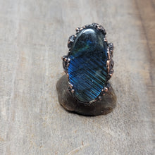 Load image into Gallery viewer, Copper Ring Labradorite 5.5