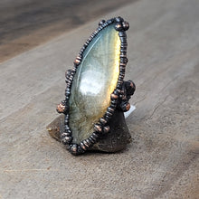Load image into Gallery viewer, Copper Ring Labradorite size 7.5